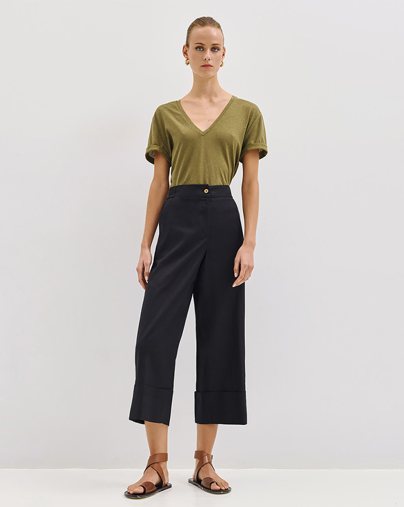 T-SHIRT WITH A V NECKLINE