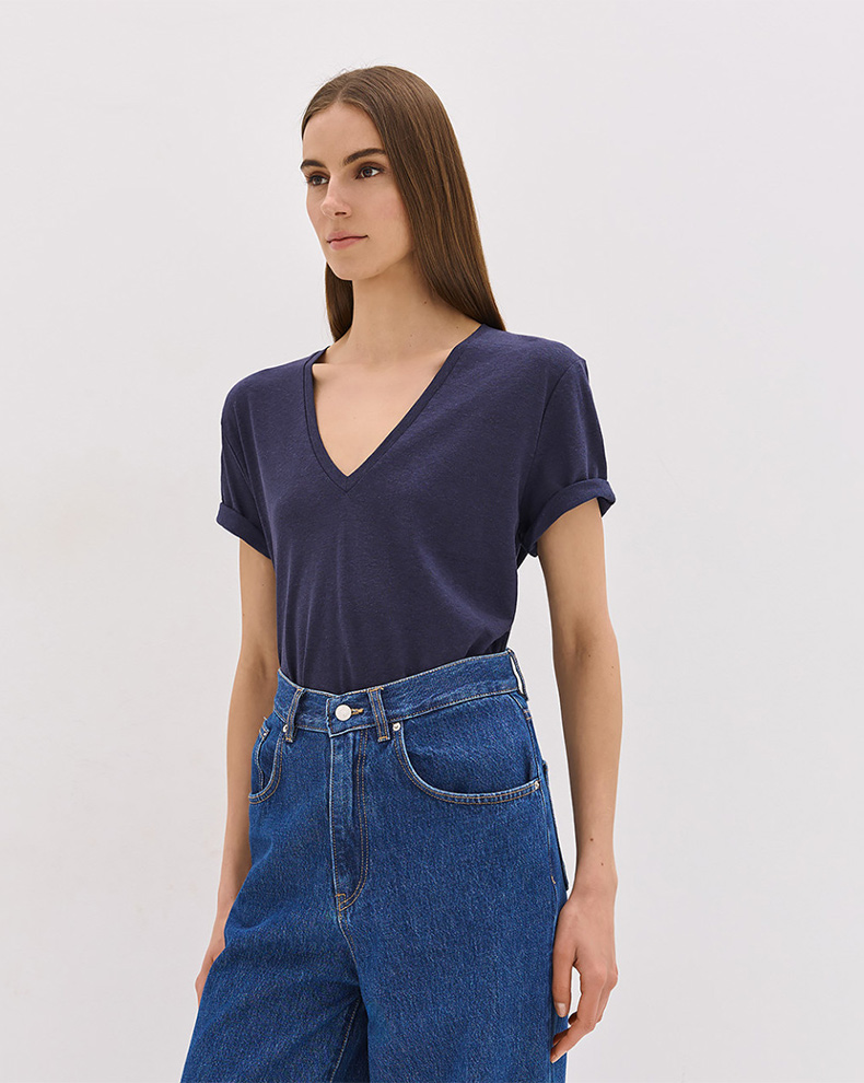 T-SHIRT WITH A V NECKLINE