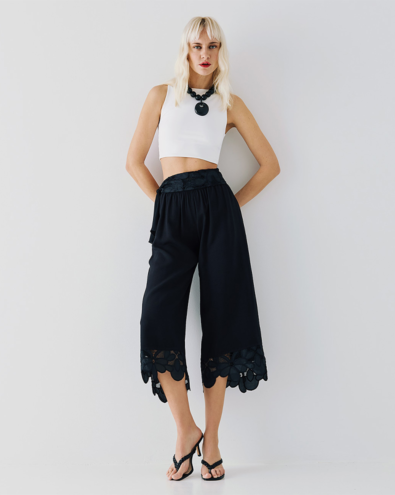 CROPPED PANTS WITH LACE