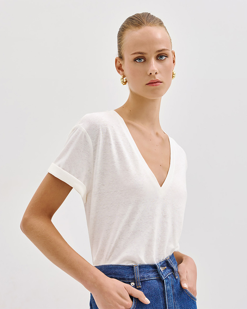 T-SHIRT WITH A V NECKLINE