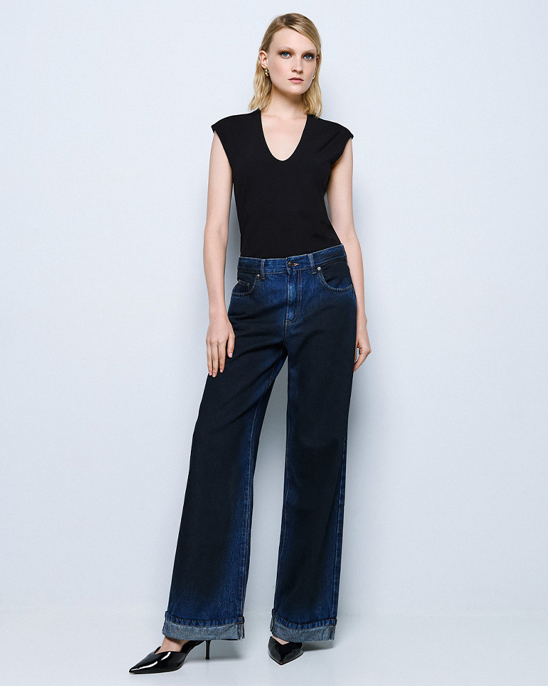 BODYSUIT WITH A V NECKLINE
