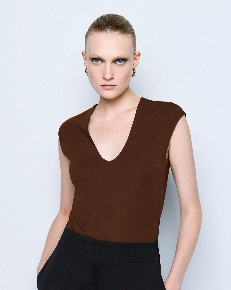 BODYSUIT WITH A V NECKLINE