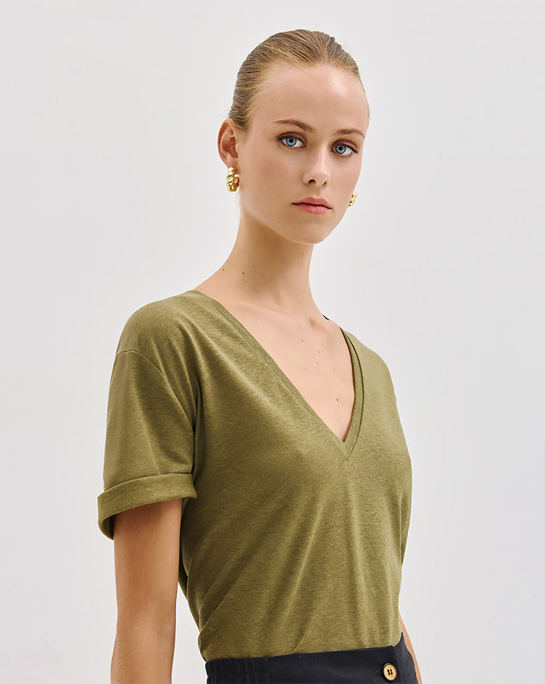 T-SHIRT WITH A V NECKLINE